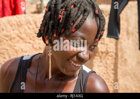 Samba Dorf, yako Provinz, Burkina Faso. Salamata Zoundi, 27, Mutter von zwei Jahre alte Drillinge an ihrem Haus. Stockfoto
