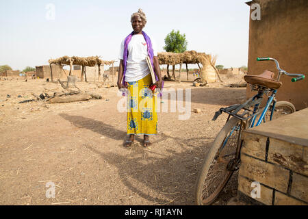 Samba Dorf, yako Provinz, Burkina Faso; Helene Pagoundba, Ernährung Bildung Mitglied des Ausschusses. Stockfoto