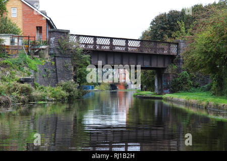 Eiserne Brücke über Wasser Stockfoto