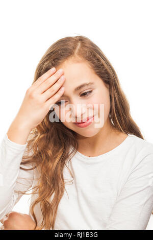Junge Mädchen leiden unter Kopfschmerzen und verzweifelt, weil der Schmerz und Migräne mit den Händen am Kopf auf weißem Hintergrund betont Stockfoto