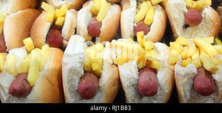 Typische amerikanische Sandwichs gefüllt mit Hot Dogs und Pommes frites in einem Fast-Food-Restaurant Stockfoto