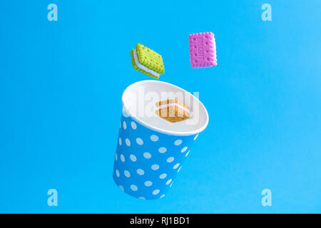 Bunte mini Kekse in Pappbecher polka Design minimaler Essen und Trinken kreatives Konzept. Stockfoto