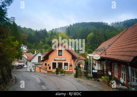 Karlstejn, Tschechische Republik - eine traditionelle tschechische Dorf nach einem Gewitter in den Bergen in der Nähe der Burg Karlstejn Stockfoto