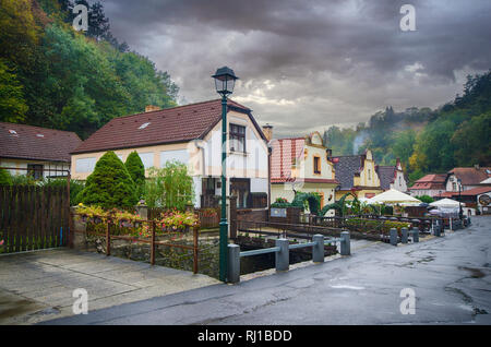 Karlstejn, Tschechische Republik - eine traditionelle tschechische Dorf nach einem Gewitter in den Bergen in der Nähe der Burg Karlstejn Stockfoto