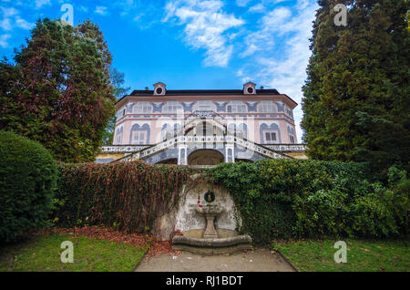 Sommer - Haus Bellarie im Rokokostil erbaut im Schlossgarten in Cesky Krumlov, Tschechische Republik neben Open Air Theater Stockfoto