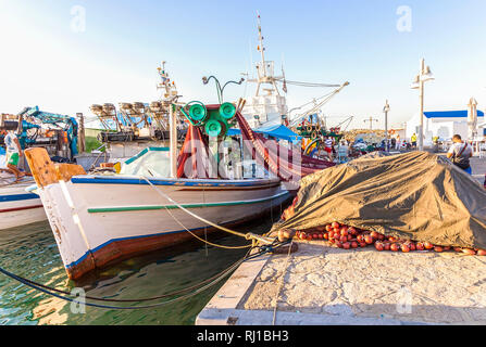 Naoussa Dorf: 10. Juli. Bunte griechische Fischerboote und die Fischer im Hafen von Naoussa. Insel Paros, Naoussa 10. Juli 2017, Griechenland. Stockfoto