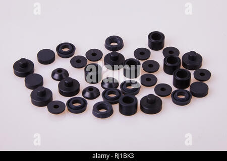 Schwarz hydraulische und pneumatische O-Ring Dichtungen in unterschiedlichen Größen einen weißen Hintergrund verstreut. Gummiringe. Dichtungen für hydraulische Verbindungen. Gummi Stockfoto