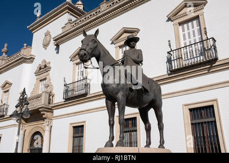 Statue von Condesa De Barcelona auf Pferd zurück Plaza de Toros Sevilla Spanien Stockfoto