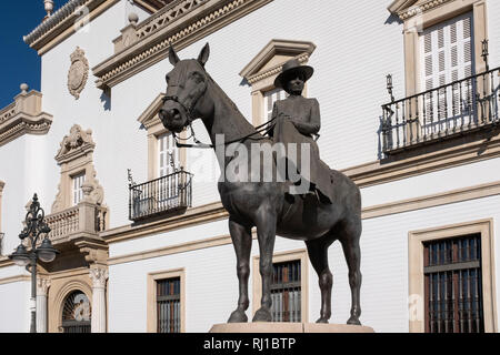 Statue von Condesa De Barcelona auf Pferd zurück Plaza de Toros Sevilla Spanien Stockfoto