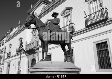 Statue von Condesa De Barcelona auf Pferd zurück Plaza de Toros Sevilla Spanien Stockfoto