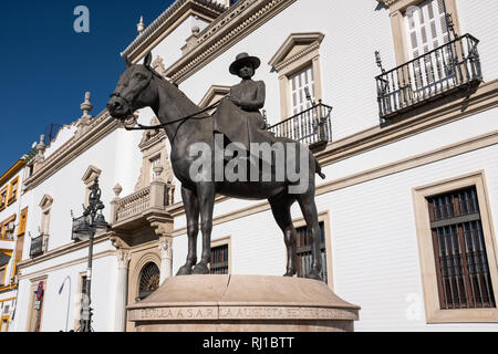 Statue von Condesa De Barcelona auf Pferd zurück Plaza de Toros Sevilla Spanien Stockfoto