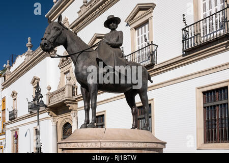 Statue von Condesa De Barcelona auf Pferd zurück Plaza de Toros Sevilla Spanien Stockfoto