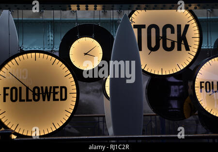 Uhr folgte Hintergrund Stockfoto