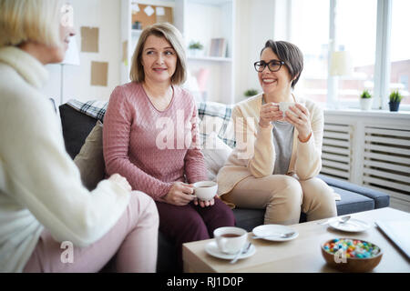 Portrait von zwei lächelnde Frauen Tee trinken genießen Arbeitspause, kopieren Raum Stockfoto
