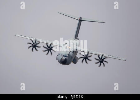 Der Airbus A400M Atlas es demonstrieren, die Funktionen während einer Anzeige Flug bei der Royal International Air Tattoo, RAF Fairford, England am 14/07/17. Stockfoto