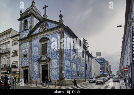 Fassade der Kapelle der Seelen, kleine Kirche mit typischen weißen und blauen Kacheln in der Stadt Porto, Portugal, Europa eingerichtet Stockfoto