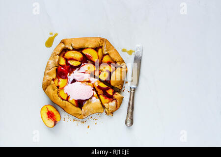 Pfirsich Galette süße Kuchen mit Eis flach. Saisonale Fallen oder im Herbst Dessert Stockfoto