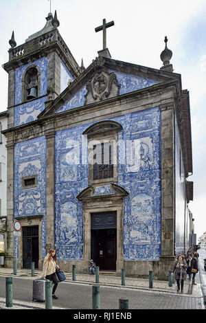 Fassade der Kapelle der Seelen, kleine Kirche mit typischen weißen und blauen Kacheln in der Stadt Porto, Portugal, Europa eingerichtet Stockfoto