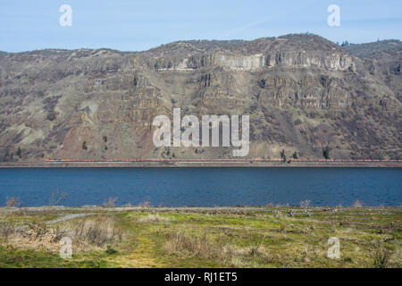 Blick auf den Columbia River Basaltfelsen und Rock-Folien, auf Washington Seite des Columbia River. Von Mayer State Park gesehen, auf Oregon - Seite des Flusses. Stockfoto