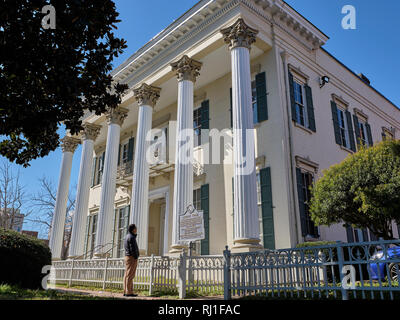 Murphy House, einem griechischen Revival home Bauen im Jahre 1851 ist von einem Touristen in Montgomery Alabama, USA besucht. Stockfoto