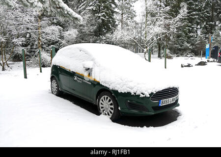 Auto mit Schnee bedeckt Stockfoto