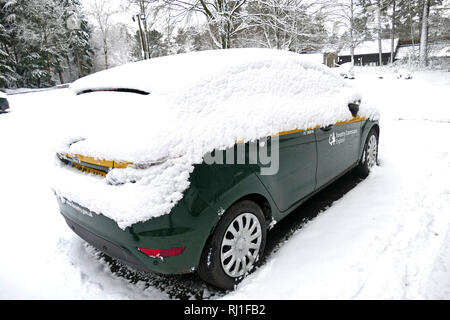 Auto mit Schnee bedeckt Stockfoto