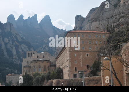 Santa Maria de Montserrat Abtei und das Kloster auf der Seite der 'serrated Berg" in Katalonien, Spanien Stockfoto