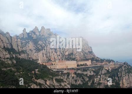 Santa Maria de Montserrat Abtei und das Kloster auf der Seite der 'serrated Berg" in Katalonien, Spanien Stockfoto