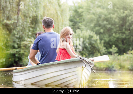 Portrait von süße Mädchen sitzen mit Vater auf Ruderboot im See im Sommer Stockfoto