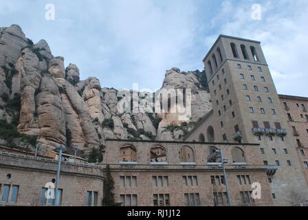 Santa Maria de Montserrat Abtei und das Kloster auf der Seite der 'serrated Berg" in Katalonien, Spanien Stockfoto