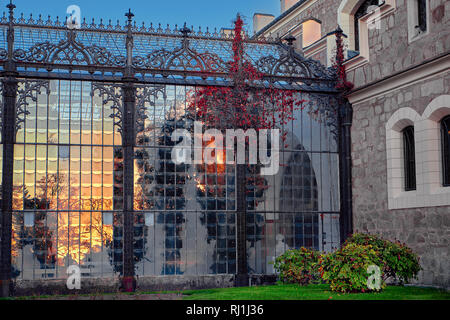 Herrlichen Sonne Licht Reflexion in Glas Garten von Hluboka Nad Vltavou chateau. Sonnenuntergang über Hluboka Schloss, Tschechische Republik. Stockfoto