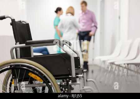 Nahaufnahme der Rollstuhl gegen Patienten und Ärzte am Krankenhaus Stockfoto