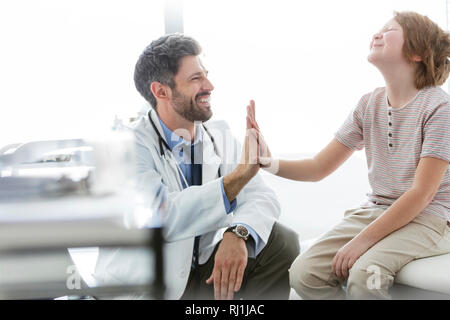 Happy Boy, - fünf auf die Patienten im Krankenhaus Stockfoto