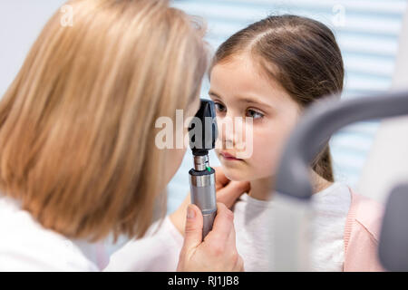 Arzt untersuchen Mädchen Auge im Krankenhaus Stockfoto