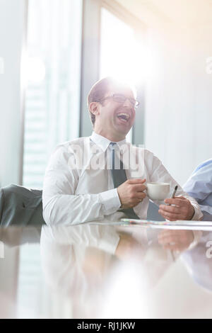 Freundliche Unternehmer im Sitzungssaal an Büro zu sitzen Stockfoto