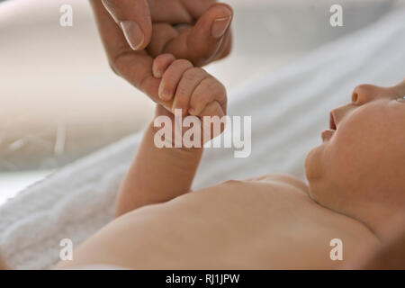 Neue baby Griffe Finger ihrer Mutter. Stockfoto