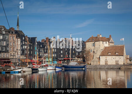 Den alten Hafen und die Lieutenance in Honfleur, Frankreich. Stockfoto