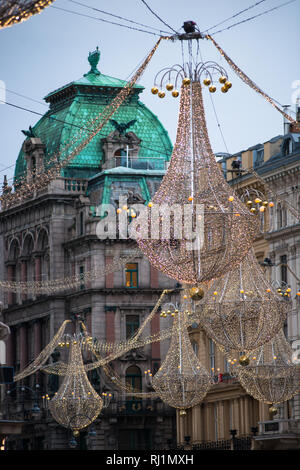 Palais Equitable mit Weihnachtsbeleuchtung vom Graben aus, einem Herrenhaus im Stock-im-Eisen-Platz (jetzt Teil von Stephansplatz), Innere Stadt, Wien, Österreich gesehen. Stockfoto