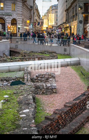 Überreste einer römischen Militärlager Vindobona am Michaelerplatz Kohlmarkt mit exklusiven Geschäften nach hinten, Wien, Österreich. Stockfoto