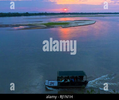 Einer der Höhepunkte der eine Safari in das Selous Game Reserve ist ein Sundowner Cruise auf dem Rufiji Fluss, Ostafricas größter Fluss, der fließt in die Stockfoto