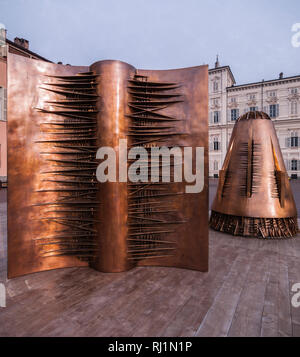 Turin, Italien - 22. November 2012: Kunstwerke von Arnaldo Pomodoro ausgesetzt In Piazzetta Reale (Royal Square). Stockfoto