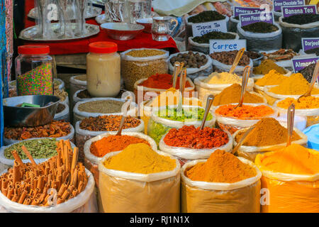 Bunte Gewürze auf Anjunas wöchentlichem Mittwoch Flohmarkt, Goa, Indien Stockfoto