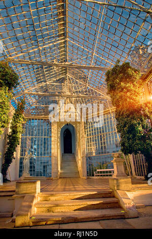 Herrlichen Sonne Licht Reflexion in Glas Garten des Museum Galerie Hluboka Nad Vltavou chateau. Sonnenuntergang über Hluboka Schloss, Tschechische Republik. Stockfoto