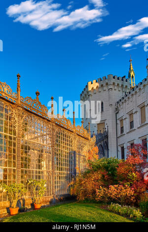 Herrlichen Sonne Licht Reflexion in Glas Garten von Hluboka Nad Vltavou chateau. Sonnenuntergang über Hluboka Schloss, Tschechische Republik. Stockfoto