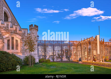 Herrlichen Sonne Licht Reflexion in Glas Garten von Hluboka Nad Vltavou chateau. Sonnenuntergang über Hluboka Schloss, Tschechische Republik. Stockfoto