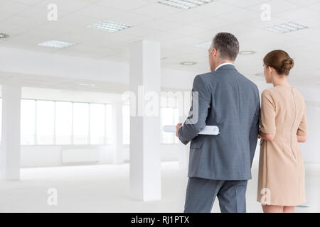 Ansicht der Rückseite des Geschäftsmann und Geschäftsfrau in neuen leeren Büro Stockfoto