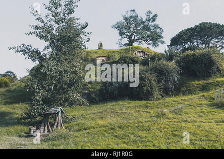 MataMata, Neuseeland - März 2017 Hobbit Haus mit schönen grünen Garten im Sommer Hobbiton Stockfoto