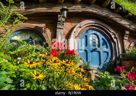 MataMata, Neuseeland - März 2017 Hobbit Haus mit schönen grünen Garten im Sommer Hobbiton Stockfoto