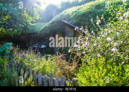 MataMata, Neuseeland - März 2017 Hobbit Haus mit schönen grünen Garten im Sommer Hobbiton Stockfoto