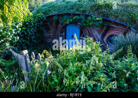 MataMata, Neuseeland - März 2017 Hobbit Haus mit schönen grünen Garten im Sommer Hobbiton Stockfoto